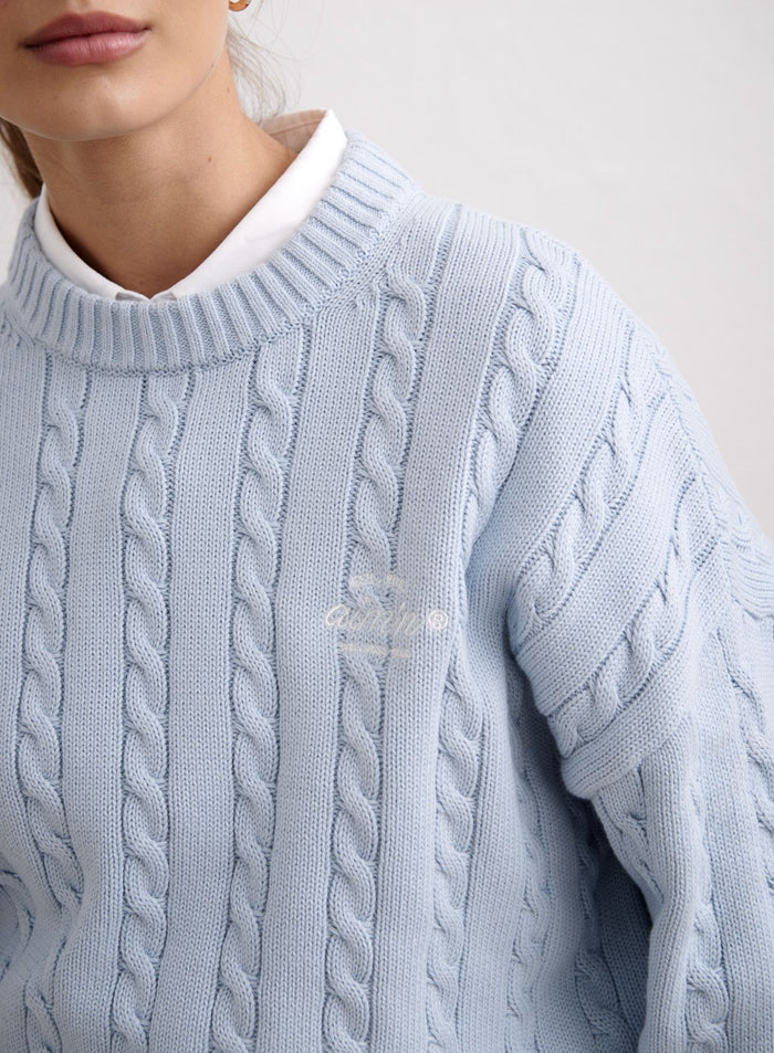 Vaaleansininen puuvillainen aim'n Aura Club Cable Knit Sweater valkoisen kauluspaidan päällä. [M-174cm]
