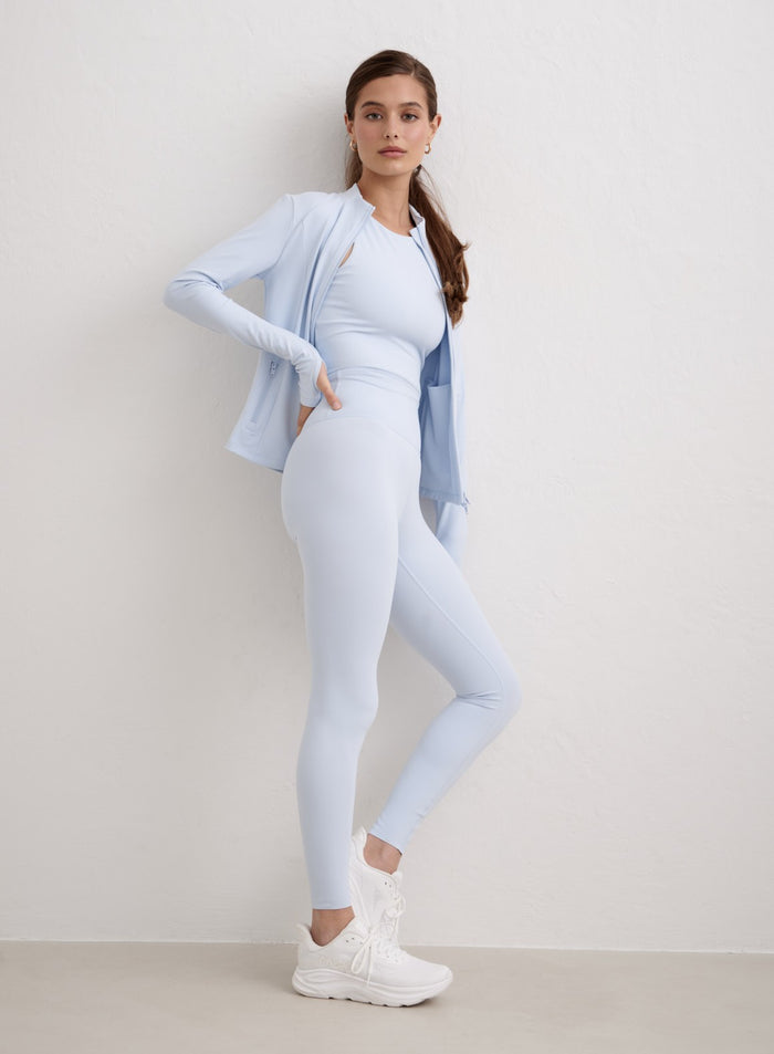 Vaaleansiniset korkeavyötäröiset aim'n Aura Sense Petite Tights -trikoot osana monokromaattista treeniasua.