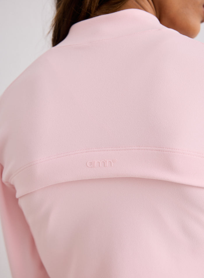 Lähikuva Ballerina Sense Zip Jacketin takaosasta, jossa näkyy tuuletuskaarroke ja aim'n-logo [XS-170cm]