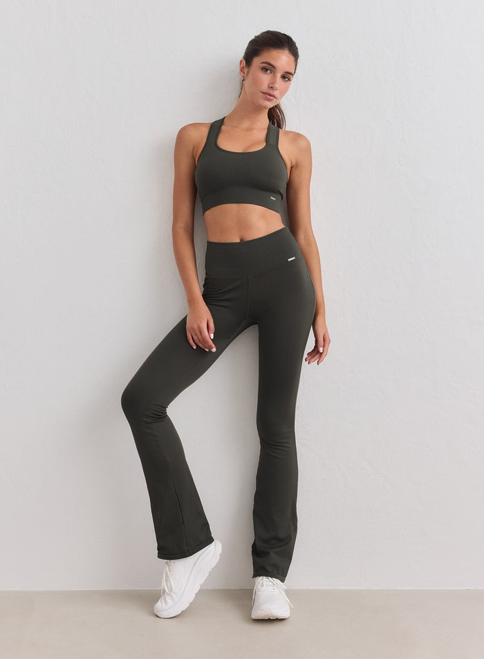 Malli pukeutuneena tummanvihreisiin aim'n Ribbed Seamless Flare Tights -trikoisiin ja urheiluliiveihin. [S-178cm]