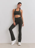 Malli pukeutuneena tummanvihreisiin aim'n Ribbed Seamless Flare Tights -trikoisiin ja urheiluliiveihin. [S-178cm]