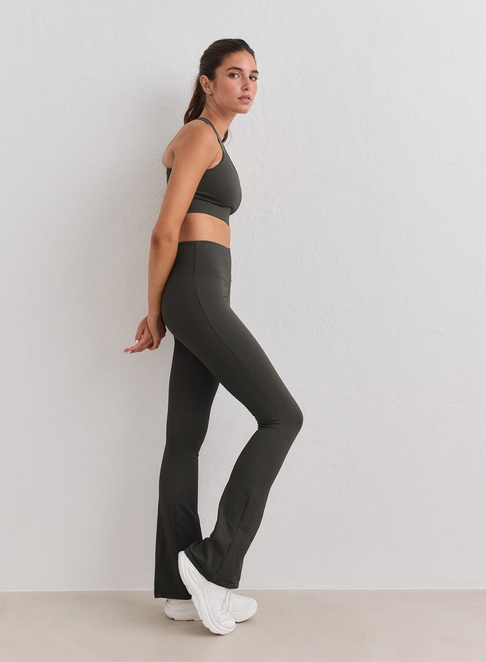 Malli tummanvihreissä Ribbed Seamless Flare Tights -trikoissa ja urheiluliiveissä merkiltä aim'n. [S-178cm]