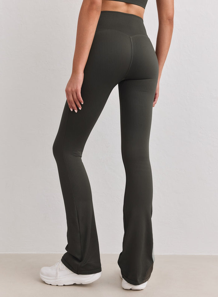Tummanvihreät aim'n ribbed seamless flare -tightsit korkealla vyötäröllä takaapäin. [S-178cm]