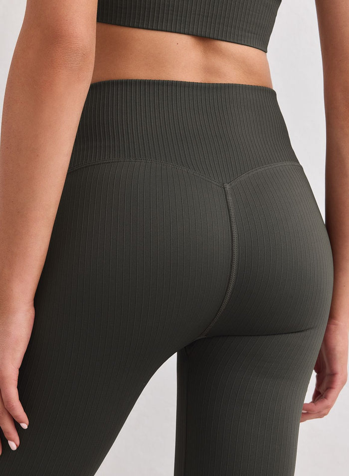 Lähikuva aim'n Dark Ivy Ribbed Seamless Flare Tights -trikoista korkealla vyötäröllä ja tukevalla istuvuudella. [S-178cm]