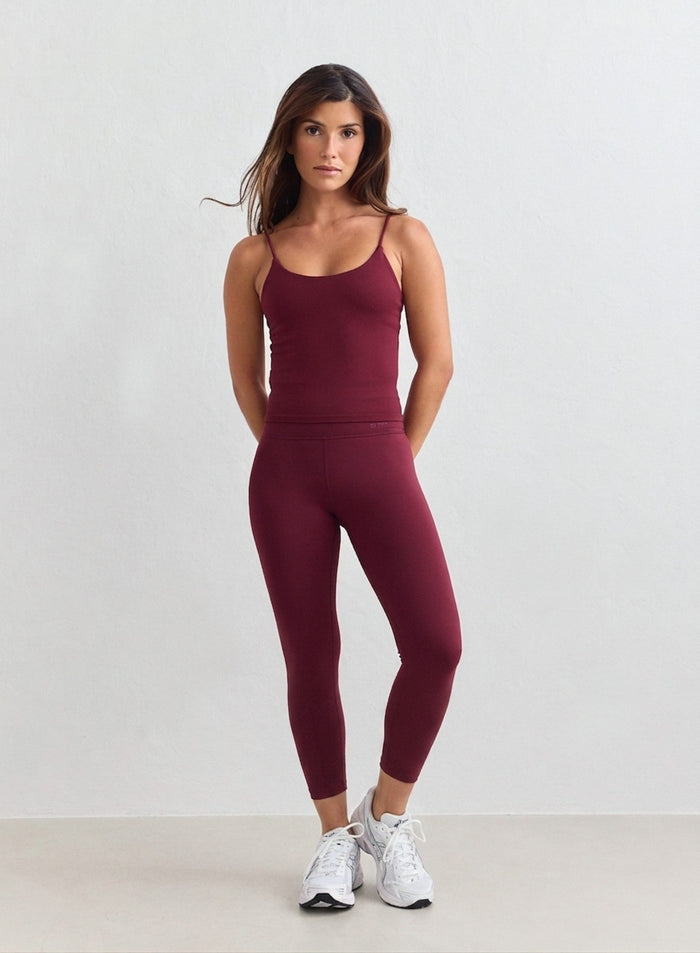 Nainen merlot-värisissä korkeavyötäröisissä aim'n Sense Tights -trikoissa ja topissa, second skin -tuntu. [XS-165cm]