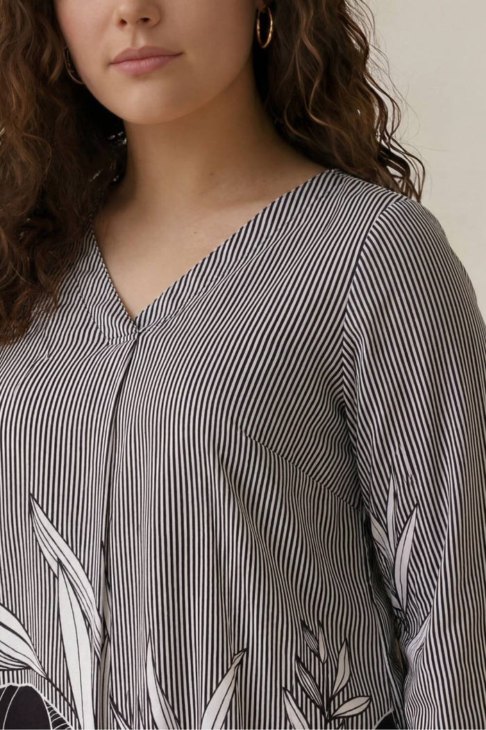 Plus Size Black White Monochromatic Floral Print Centre Pleat Top
