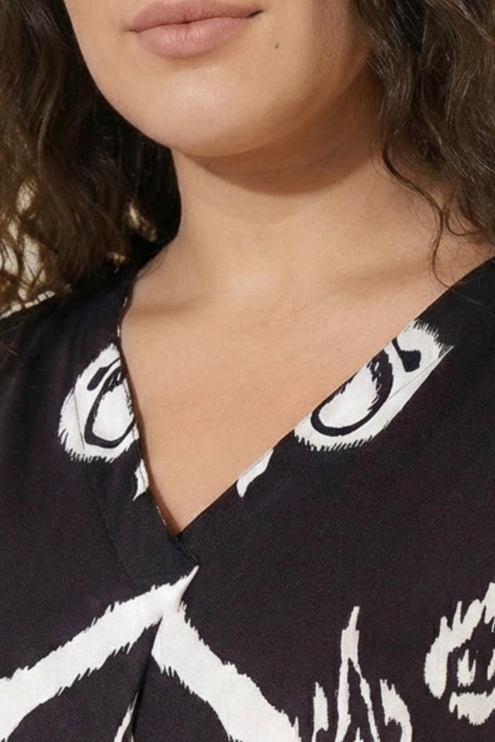 Plus Size Black White Print Centre Pleat Top
